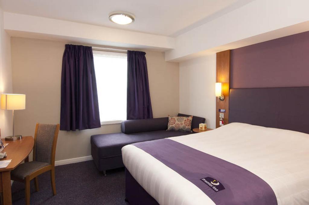 Premier Inn Falkirk East Room photo