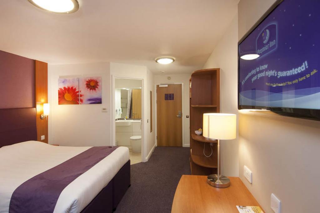 Premier Inn Falkirk East Exterior photo